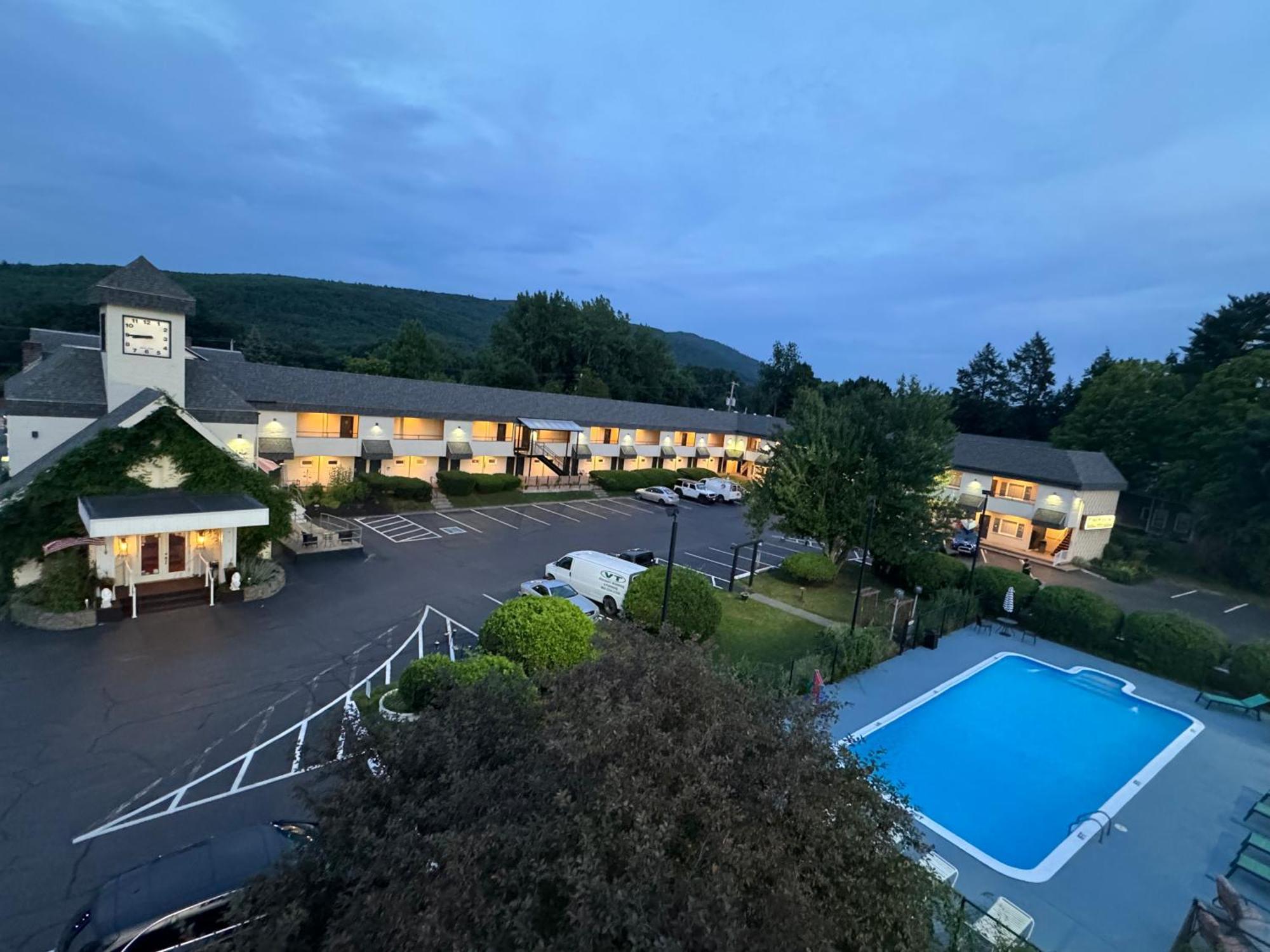 The Black Mountain Inn Brattleboro Esterno foto